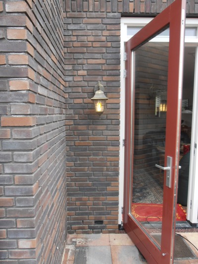 Gratema - Onze tuin: ook de buitenlamp hangt nu