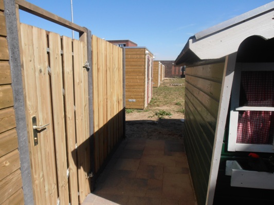 Gratema - Onze tuin: we kijken nog even naar de plek van onze afvalcontainers