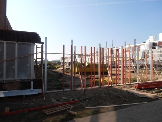 Er wordt een begin gemaakt met de muur die de poort van de binnenplaats gaat vormen.