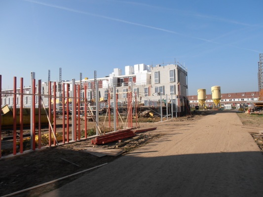 Er wordt een begin gemaakt met de muur die de poort van de binnenplaats gaat vormen.