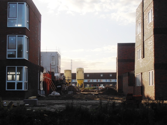 Ledastraat: inmiddels is men met de voorbereidingen voor het bestraten begonnen. (13 oktober 2011)