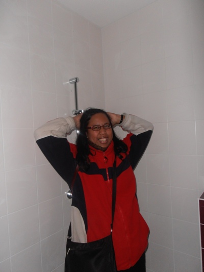 Gratema - Badkamer. Annemarieke wilde dan ook wel erg graag onder de douche stappen