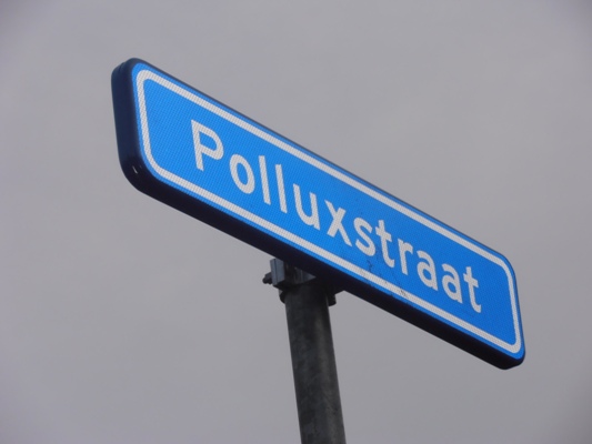 Polluxstraat - Ook de Polluxstraat heeft nu zijn straatnaambordjes.