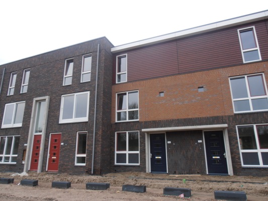 Gratema / Cuypers - Opvallend zijn de roodgekleurde voordeuren van de Cuypers-woningen