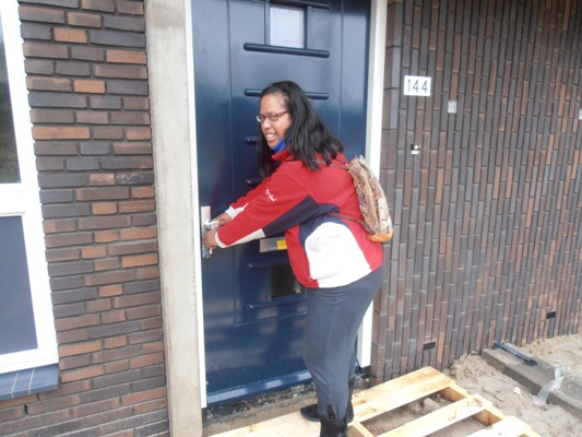 Gratema - Oplevering 22 december 2011: Annemarieke opent de deur van onze nieuwe woning