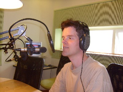 Daniël in de studio van Radio & TV Arnhem aan de Dullertstraat 27 in Arnhem