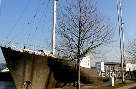 Het Veronica-schip in de haven van Amsteram-Noord